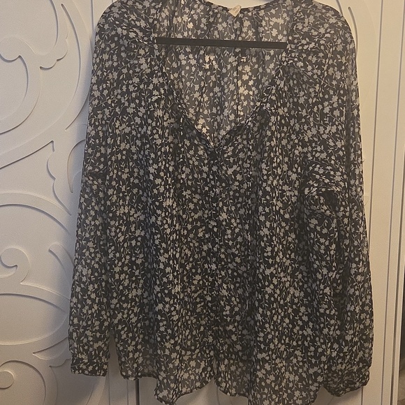 Old Navy Tops - Sheer Floral V-Neck Long-Sleeve Blouse - Black/White - XXL